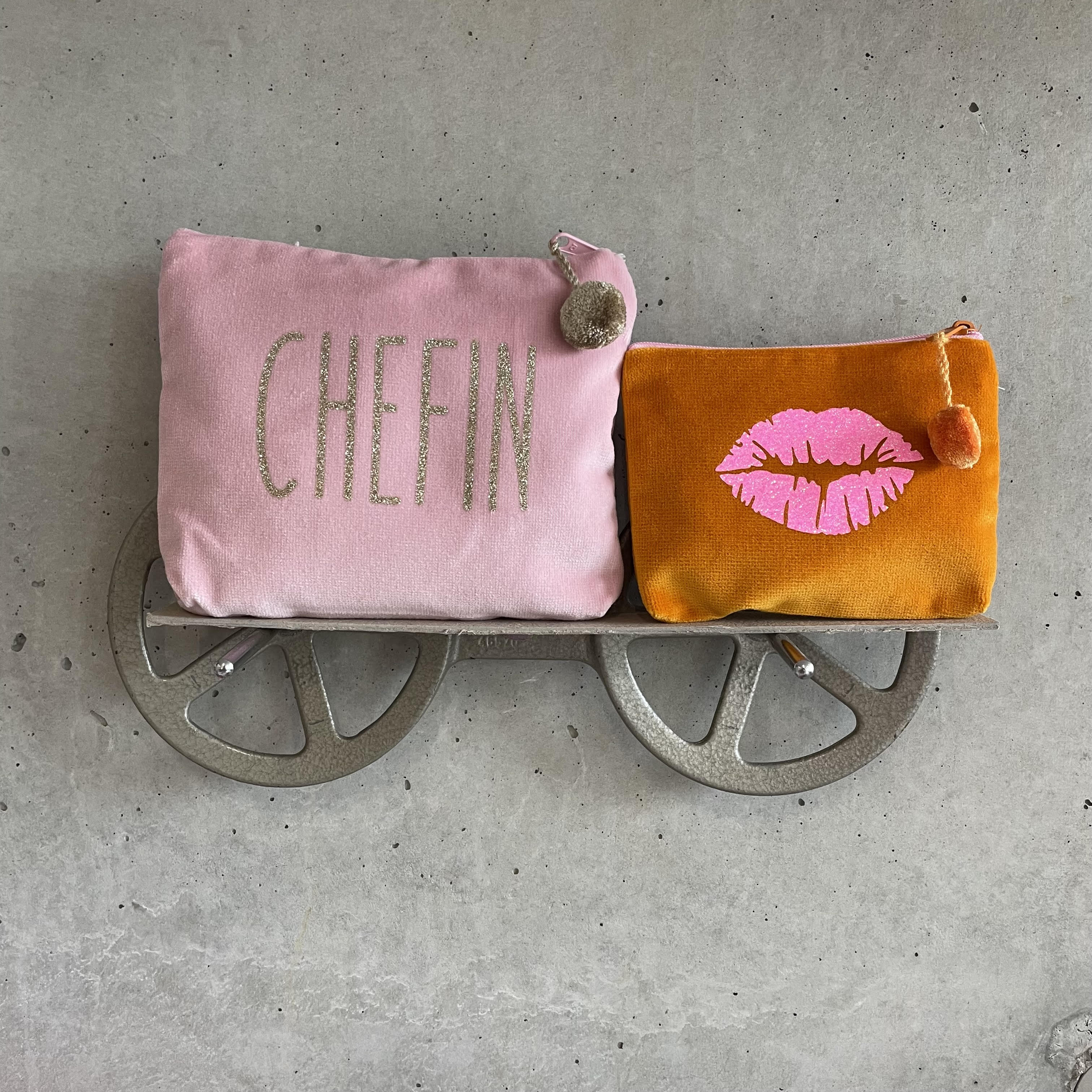 Muttertags-Geschenkset: 2er Set Kosmetiktaschen Chefin & Mini Kussmund