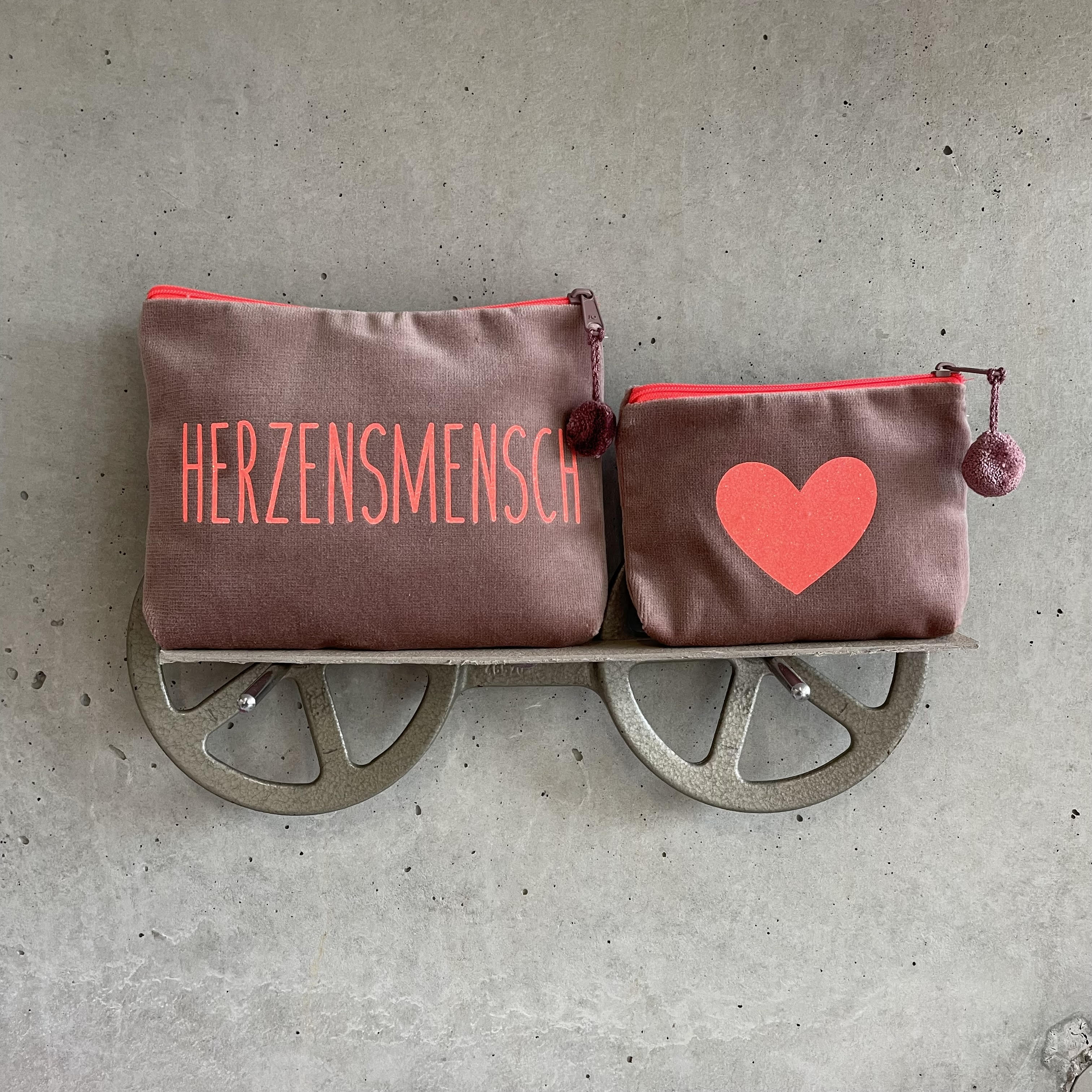 Muttertags-Geschenkset: 2er Set Kosmetiktaschen Herzensmensch & Mini Herz