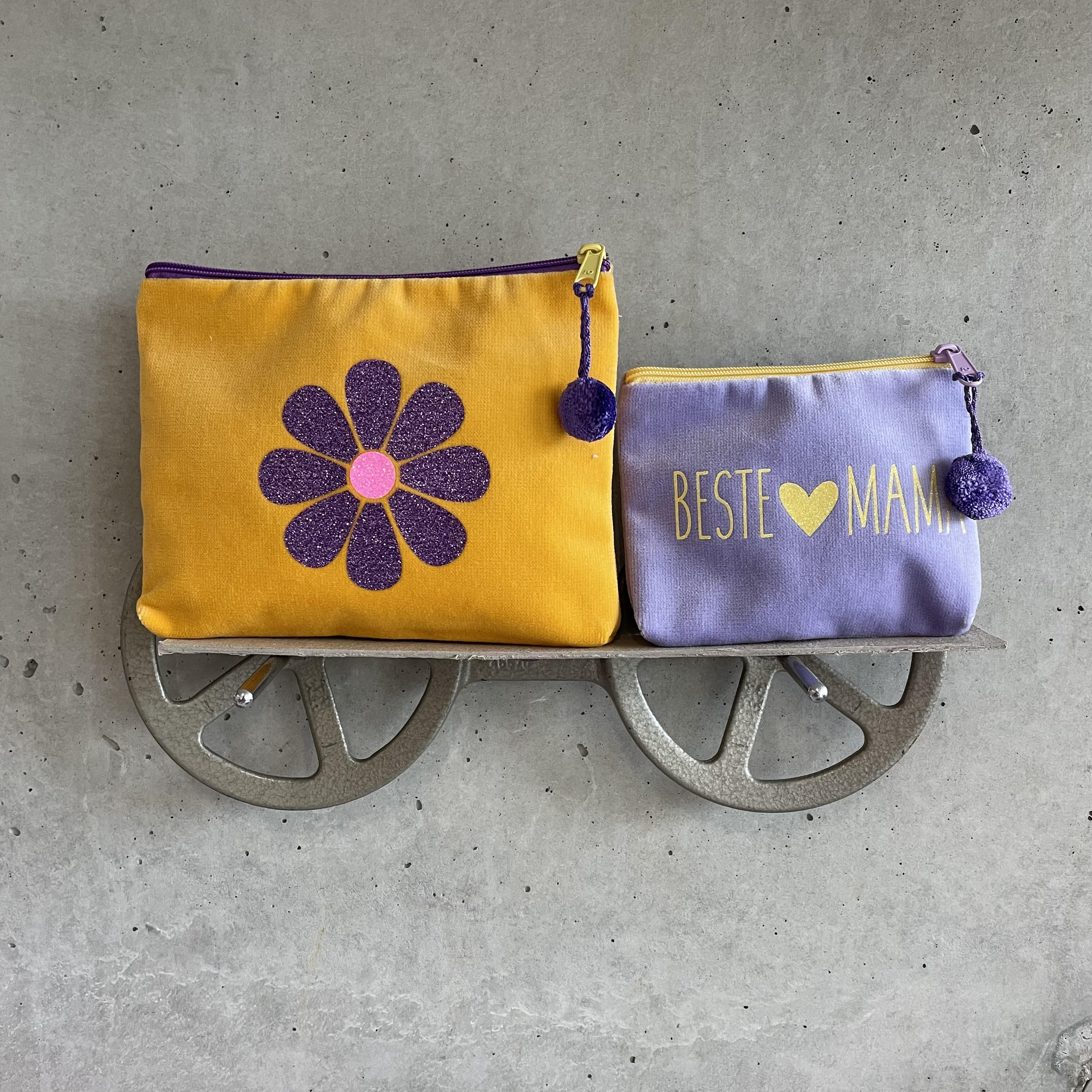 Muttertags-Geschenkset: 2er Set Kosmetiktaschen Blume & Mini Beste Mama